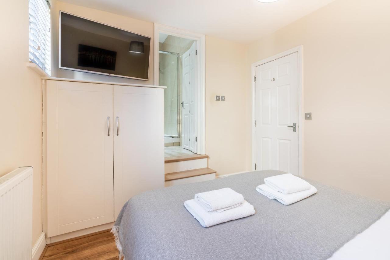 One Bedroom Flat In Bush Hill Park Enfield Extérieur photo